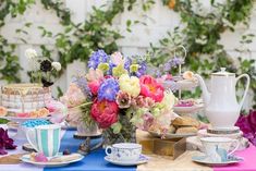 Take a cue from Alice and go down the rabbit hole to experience this darling Alice in Wonderland Tea Party submitted by Eden Passante of Sugar and Charm out of Los Angeles, CA! Tangled Party, Mad Hatter Tea, Karas Party Ideas, Party Treats, Through The Looking Glass