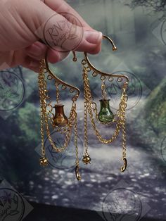 Il s'agit d'un bracelet d'oreille doré pour bouteille de potion, de la couleur de votre choix. Les flacons de potion ne sont pas scellés et peuvent être utilisés pour des bibelots, par exemple des petits cristaux. Il suffit de glisser le manchon autour de l'arrière de votre oreille et de presser pour le resserrer. Aucun perçage nécessaire. Cette annonce est pour UN contour d'oreille ! N'hésitez pas à m'envoyer un message pour toute question ou demande ! Merci de vos achats ! Veuillez lire les co Fairy Core Earrings, Fairy Trinkets, Crystal Jewelry Ideas, Magical Fashion, Elven Fairy, Fantasy Accessories, Magical Accessories, Small Crystals