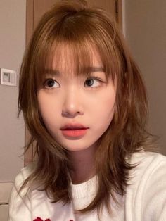 Short Soft Layers With Curtain Bangs, Soft Shoulder Length Hair, Wispy Bangs Shoulder Length Hair, Short Haircut With Wispy Bangs, Wolfcut With Wispy Bangs, Wispy Bangs With Short Hair, Wispy Bangs Bob, Short Korean Haircut, Short Layered Hair With Bangs