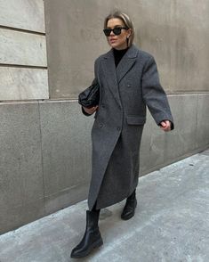 Chic Jean Outfits, Best Winter Outfits, Elegant Outfit Classy, Business Casual Outfits For Women, Midi Skirts, Casual Work Outfits, Neutral Fashion, Mode Inspo