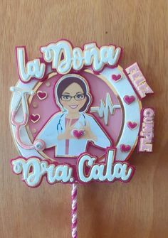 a cake shaped like a doctor with the words la pedria de oro cala on it