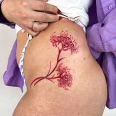 Spider Lilly Tatoos Tokyo Ghoul, Tokyo Ghoul Flower Tattoo, Tokyo Ghoul Centipede Tattoo, Tokyo Ghoul Tattoo Ideas, Tokyo Revengers Tattoo, Tokyo Ghoul Flower, Red Spider Lily Tattoo, Tokyo Ghoul Tattoo, Hip Tattoos For Women