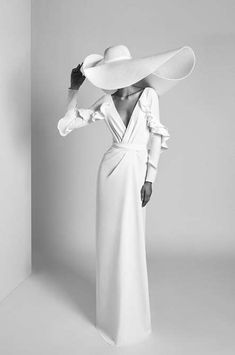 45 Ideas Hat Wedding Chic For 2019 #wedding #hat Modern Bridal Dress, Large Hat, Model Makeup, Long White Dress, Modern Bridal, Moda Vintage, La Fashion