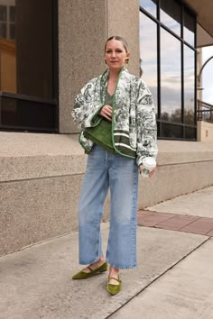 floral puffer jacket Floral Jacket Outfit, Carmen Gimeno, Quilted Jacket Outfit, Palette Autumn, Fall Jackets Outfit, Portuguese Style, Wide Leg Jeans Outfit