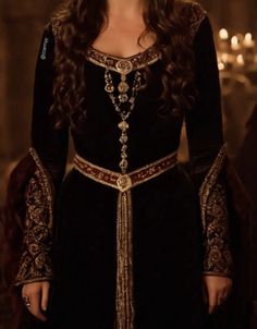 Narnia Inspired Dresses, Narnia Dresses Inspiration, Medieval Black Dress, Renisance Aesthetic Outfits, Victorian Aesthetic Dress, Black Medieval Dress, Mideval Dress, Medieval Outfits, Hollywood Costume