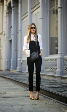 The Quarter Life Closet: Goodbye 2014, Hello 2015 Black Dungarees Outfit, Salopette Outfit, How To Wear Loafers, Trendy Overalls, Sneakers Outfit Casual, Outfit Elegantes