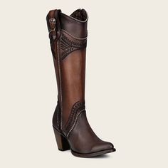 Estas elegantes botas casuales de la exclusiva marca Cuadra son ideales para la mujer sofisticada. Hechas de auténtica piel de res, su altura hasta la pantorrilla y cierre en la parte interna del tubo las hacen cómodas y fáciles de usar. Agregue un toque de lujo a su estilo con estas botas de alta calidad. Miami Ootd, Cuadra Boots, Vaquera Boots, Funky Shoes, Leather Western Boots, Shoes Sandals Heels, Outfit Inspiration Fall, Date Outfits, Western Boots