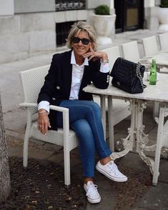 Stile sportivo dopo gli anta: consigli di look – Con cosa lo metto? Clothes For Women Over 50, Mode Casual, Madurai, Fashion Over 50