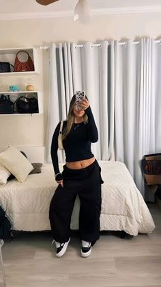 L’ Black Cargo Pants Outfit Casual, Black Cargo Pants Outfit, 2024 Outfits, Black Cargo Pants, Inspo Outfit, Black Cargo, New Outfits, Cargo Pants