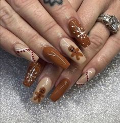 Trending Acrylic Nails Christmas, Christmas Nail Designs Brown, X Mas Nails Christmas Ideas, Cute Nails For December, Nails Krismas, Nails In December, Christmas Gel Nails Ideas, Holiday Nails Aesthetic, Nails Inspiration Disney