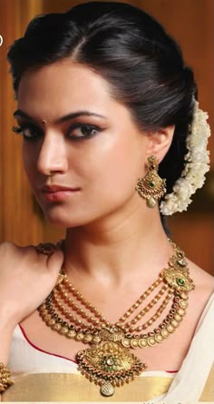 Trendy We Fryzurach, Sanggul Modern, Indian Bridal Hairstyles, Trendy Wedding Hairstyles, Half Updo, Wedding Hair Flowers, Bridal Updo