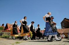 some people are dressed in traditional clothing and dancing