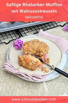 a plate with some food on it and the words saffge rhabbar - muffins mit walusssteuse