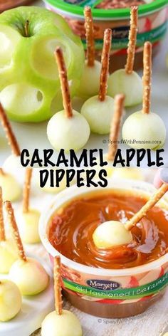 Mini Caramel Apple Dippers start with sweet tart Granny Smith apples and pretzel stick dippers. We dip this into our favorite caramel sauce for the perfect snack! Caramel Apple Dippers, Apple Dippers, Mini Caramel Apples, Halloween Food Treats, Fall Snacks, Pretzel Sticks, Thanksgiving Treats, Dessert Party, God Mat