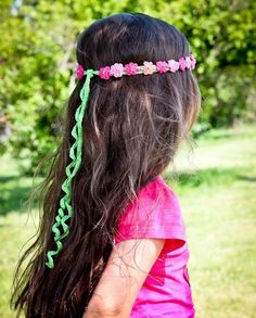 Looking for a perfect accessory to go with her dress, a photography prop, a last minute gift? What about a headband or a princess garland?Sizes: based on head circumference XS: 16-17" S: 18-19" M: 19-21" L: 21-22.5"Suggested yarn: This pattern is suitable for almost any fingering weight yarn. Cotton, merino or their blends are recommended.The pattern include: - headband with a button closure - headband with a tie closure - garland headband - 4 flowers to choose from (3 sma... Crochet Scrunchies, Hair Garland, Headband Crochet, Crochet Headbands, Crochet Headband Pattern, Mode Crochet, Crochet Hair Accessories, Headband Pattern, Summer Girl