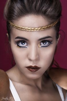 she looks innocent yet seductive with the whole Cleopatra look Roman Makeup, Egyptian Make Up, Egyptian Headpiece, Egyptian Makeup, Carnival Makeup, Goddess Costume, Make Up Looks