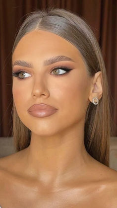 Make para o Trabalho: Poderosa No Ambiente de Trabalho Ball Makeup Green Eyes, Makeup Ideas Bronze, Eye Makeup With Winged Eyeliner, Bridal Smokey Eye Makeup Green Eyes, Neutral Dance Makeup, Prom Makeup Looks For Hazel Eyes, Eyes Makeup For Green Eyes, Prom Makeup Inspo Green Eyes, Makeup Inspo Hazel Eyes