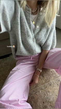 spring inspired outfit by bbcvl on instagram Stripped Pants Outfit, Striped Linen Pants Outfit, Linen Pants Outfits, Outfit Inspo Pink, Stripe Pants Outfit, Pink Pants Outfit, Parisian Outfits, Striped Linen Pants