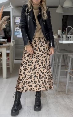 Leopard Skirt Outfits, Leopard Skirt Outfit, Outfit Blonde, Skirt Outfit Fall, Tulle Skirts Outfit, Sequined Skirt, Leopard Print Outfits, 30 Outfits, Rock Outfit