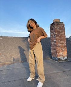 Poses For Baggy Clothes, Baggy Clothes Poses, Beige Pants Outfit Aesthetic, Aesthetic Baggy Outfit, Baggy Clothes Outfit Aesthetic, Skater Girl Fits, Baggy Summer Outfits, Brown Outfit Aesthetic, Beige Pants Outfit