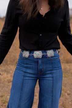 Concho Belt Buckle Style Outfit, Texan Style Outfits, Womens Concho Belt, Western Outfits With Concho Belts, How To Style A Concho Belt, Western Accessories Women, Womens Western Style, Concho Belt Outfit Aesthetic, Coach Belt Outfit