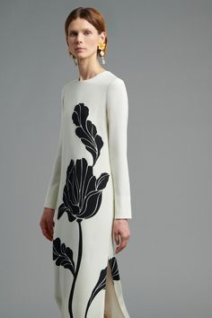 Adam Lippes Fall 2022 Ready-to-Wear Fashion Show Collection: See the complete Adam Lippes Fall 2022 Ready-to-Wear collection. Look 23 Adam Lippes, Ankle Length Dress, Column Gown, Applique Dress, Black Flowers, Fall 2022, Fashion Show Collection, Resort Wear, Silk Dress