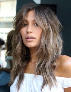 Shag Haarschnitt modern Curtain Bangs lange Haare Stufenschnitt Long Shag Hairstyles, Modern Shag Haircut, Shaggy Haircuts, Hair With Bangs, Long Hair With Bangs