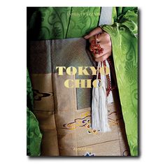 the cover of tokyo chic magazine with an image of a woman's hand holding a