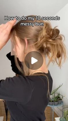 Messy Hair Bun Tutorial, Low Bun Tutorials, Low Messy Buns, Cute Messy Buns, Sanggul Modern, Easy Messy Bun, Messy Hair Bun, Bun Tutorials, Messy Bun Tutorial