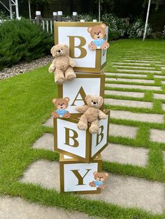 there are teddy bears on the baby blocks