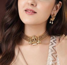 *24K gold-plated handcrafted necklace, has white pearl beaded and intricate textured detail *Secured with a drawstring closure *A pair of matching earrings, each secured with a post-and-back closure *Size:- Necklace: 28 cm Earrings: 4 cm(each) *Material:- Material: Brass Plating: 24K gold-plated Stone type: Pearls *Care:- Wipe with a clean cotton swab when needed NOTE All the raw material used in this product is of high quality and is handcrafted with love. Premium Quality and High craftsmanship Gold Choker Necklace Indian, South Indian Necklace, Kemp Necklace, Indian Jewelry Set, Indian Choker Necklace, Gold Bracelet Simple, Choker Designs, Temple Jewelry, Indian Necklace