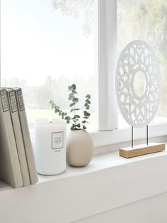 Fenster dekorieren inklusive Fensterbank Deko für jede JahreszeitOb Fensterbilder oder VorhängeWir verraten Ihnen Fensterdeko-TippsHier klicken ▷ Windowsill Decor Living Room, Window Sill Decor Living Room, Window Sill Decor Bedroom, Scandi Boho Living Room, Window Ledge Decor, Ledge Decor, Bay Window Living Room, New House Living Room