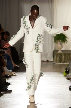 Tanner Fletcher, White Wedding Suit, Prom Costume, Gay Outfit, Fashion Design Patterns, Spring Couture, Gardening Outfit, Party Suits, Woman Suit Fashion