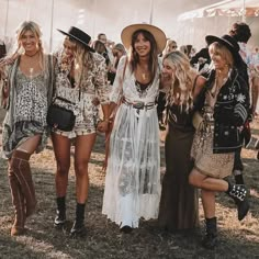 Bohemian Style on Instagram: “Boho boutique: @boho.and.style #bohofestivals #festivalstyle #bohostyles #bohohippiechic #bohohippie #bohochic #bohochicstyle #bohofashion…” Look Lollapalooza, Woodstock Outfit, Mode Coachella, Bonnaroo Outfits, Boho Festival Outfit, Stile Boho Chic, Ethno Style, Fest Outfits