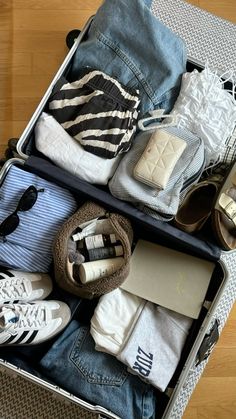 #suitcase #aesthetic Aesthetic Luggage Packing, Road Trip Packing Aesthetic, Airport Packing Tips Carry On Bag, Packing Inspo Aesthetic, Packed Suitcase Aesthetic, Packing Aesthetic Suitcase, Travel Packing Aesthetic, Travel Aesthetic Packing, Carry On Aesthetic