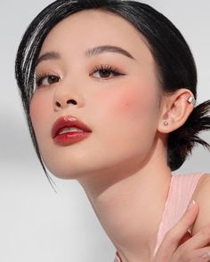 Red Lip Makeup Look Asian, Douyin Makeup Red Lip, Round Face Asian Makeup, Natural Red Lip Makeup, Red Lip Makeup Look Natural, Douyin Wedding Makeup, Flirtatious Cute Makeup, Eye Makeup For Round Eyes, Korean Ladylike Makeup