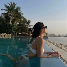 Poses For The Pool, Beach Pose Aesthetic, Swimming Pool Aesthetic Photo Ideas, Poses For Pool Pictures, Resort Poses Ideas, Cute Pool Poses, Pictures In Pool, Easy Beach Poses, Poses At The Pool