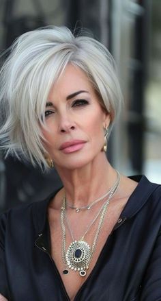 Κούρεμα Bob, Short Silver Hair, Messy Short Hair, Sassy Hair, Stylish Haircuts, Haircuts For Medium Hair, Sleek Hairstyles, Short Hair Haircuts, Grey Hair