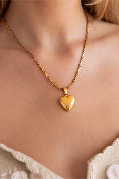 Fall in love with this functioning heart shaped locket.