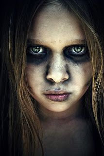 My girls no longer want to dress up as princesses, they want to be zombies and vampires! Walking Dead Makeup, Zombie Make Up, Makeup Zombie, Halloweenský Makeup, Dead Makeup, Zombie Walk, Zombie Costume, Zombie Makeup, Halloween Zombie