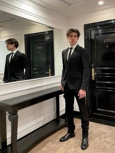 Mens Court Outfit, Attractive Guys In Suits, Dheo Tyler Han Vibe, Nice Suits For Men, Hot Men In Suit, Suits Men Aesthetic, Black Prom Suit, Boys In Suits, Guy In Suit