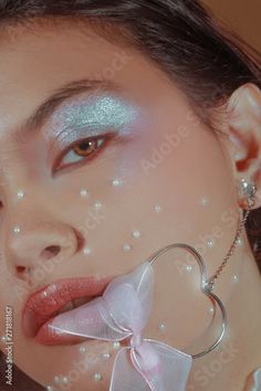 Stock Image: Woman with sparkly eyeshadow Diamond Makeup, Sparkly Eyeshadow, White Makeup, Ethereal Makeup, Fairy Makeup, Dope Makeup, Graphic Liner, Creative Eye, Festival Makeup