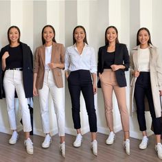 Business Casual Medium Size, Working At School Outfit, Staple Business Casual Pieces, White Pants Outfit Business Casual, Tan And White Work Outfit, Smart Casual Work Capsule, Work Outfits Women In 20s, 2023 Workwear Women, Sneaker Work Outfits Women Winter