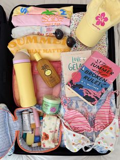 Preppy Travel, Travel Bag Essentials, Pinterest Photography, Inside My Bag, Beach Pink, Colorful Outfits, Travel Books, Handbag Essentials, Beauty Supplies