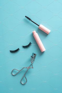 Flatlay mascara, false eyelashes Eyelash Product Photography, Mascara Photography, Mascara Aesthetic, Lash Photos, Background Makeup, Eyelash Decor, Lashes Products