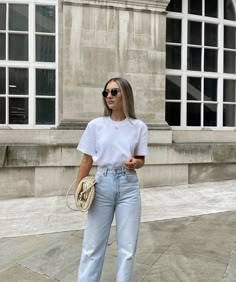 Basic Tshirt Outfit, White Tshirt And Jeans, White Tshirt Outfit, Wide Leg Outfit, Casual Tshirt Outfit, Jeans And T Shirt Outfit, Athleisure Trend, Jeans Outfit Casual