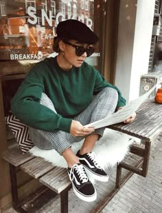 Casual Fall Fashion Trends & Outfits 2018 #fallfashion #fashion #casualoutfits #falloutfits Casual Work Outfits Cold Weather, Sweatshirt And Dress Pants, City Style Aesthetic, Work Outing Outfit Casual, Checked Pants Women Outfit, Grunge Classy Outfits, Check Pants Women, Checked Pants Outfit, Check Pants Outfit