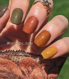 Fall Rainbow Nail Colors, Autumnal Nail Colours, Late Autumn Nails, Glittery Orange Nails, Burnt Orange Sparkle Nails, Fall Nails Plain Colors, November Nail Colors Dip Powder, Green Pumpkin Nails, Simple Fall Color Nails