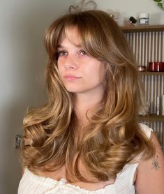 Women’s 90s Haircut, Haircut Medium Wavy Hair, 90s Layers Long Hair, 90s Wavy Hair, Long 90s Layered Hair, Long Hairstyles With Layers And Bangs, Rounded Long Layers, Layered 90s Haircut, 90s Hair Cut