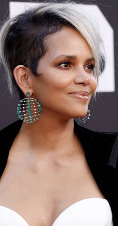 Haley Berry Short Hair, Short Hair 90s, Short Hair 2023, Halle Berry Short Hair, Hallie Berry, Hair 90s, Hair Muse, Missoni Fashion